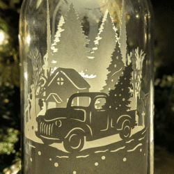Veilleuse artisanale en papier sous cloche, scène de Noël vintage avec camion et sapin, création lumineuse faite main à Lille.