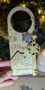 Clé magique du Père Noël en bois doré, écriteau artisanal à suspendre pour maison sans cheminée, création faite main à Lille.
