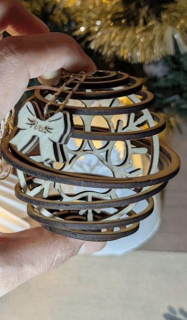 Boule de Noël en bois personnalisée : Chien ou Chat – Image 3