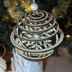 Boule de Noël en bois : Décoration artisanale poétique