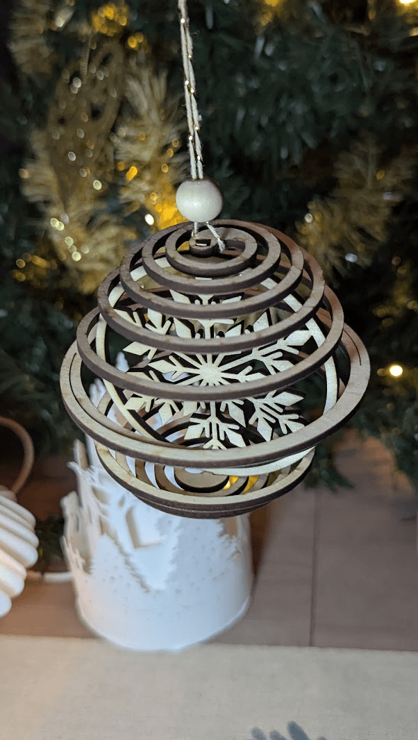 Boule de Noël en bois : Décoration artisanale poétique