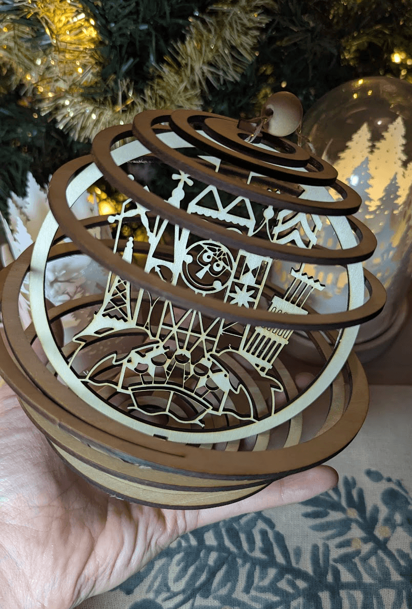 Grande boule de Noël en bois 15 cm : Flocon ou Monde Enchanté