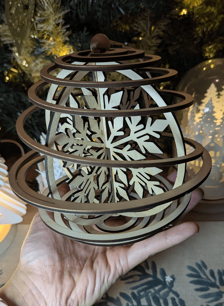 Grande boule de Noël en bois 15 cm : Flocon ou Monde Enchanté – Image 2